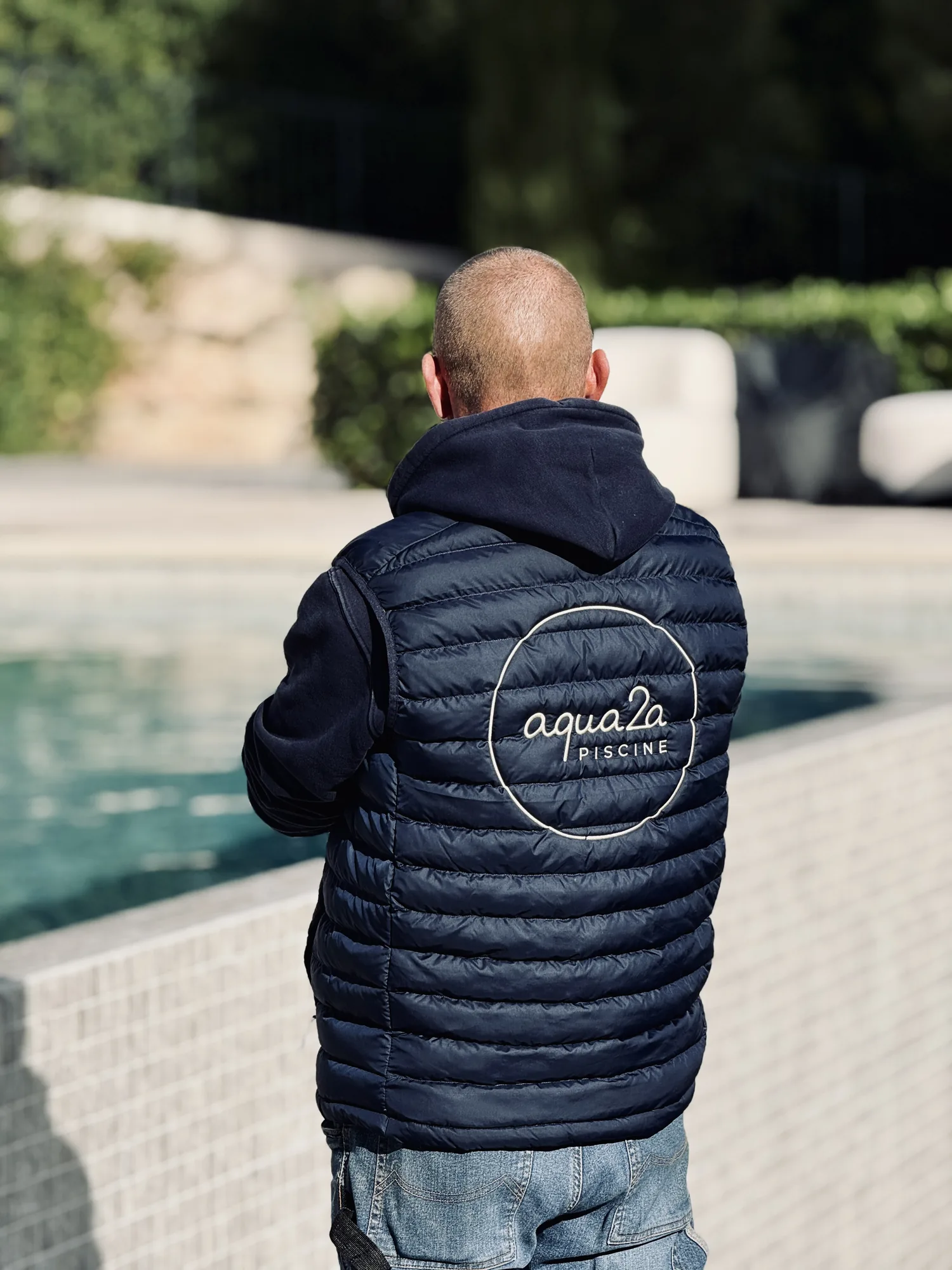 Technicien Aqua2A au bord d’une piscine