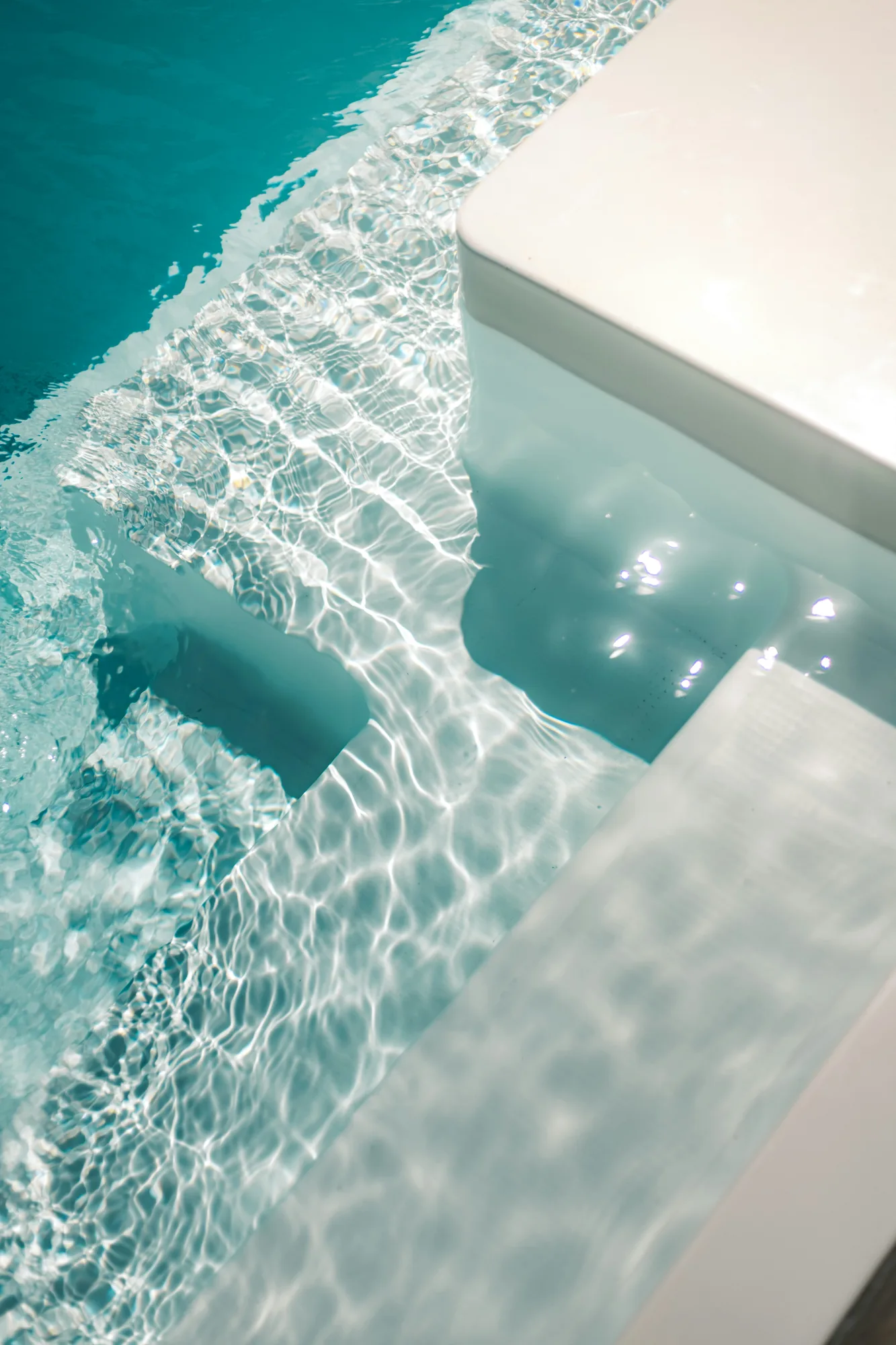 Eau cristalline d’une piscine bien traitée